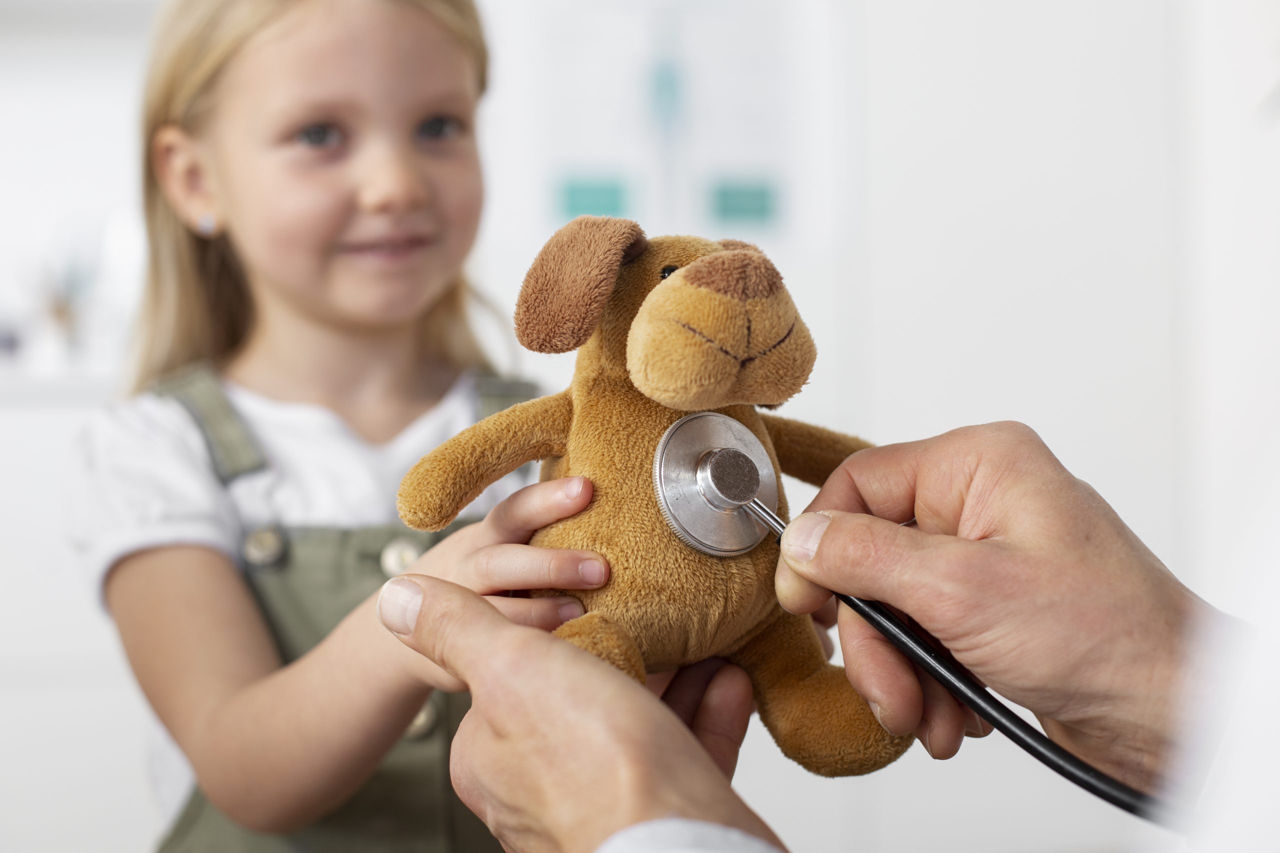 young girl pediatrician consultation with her doctor 2 scaled - Mehmet Kılıç -Sakarya Çocuk Doktoru